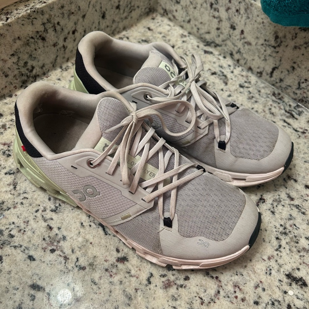 On cloud men’s 9 shoes